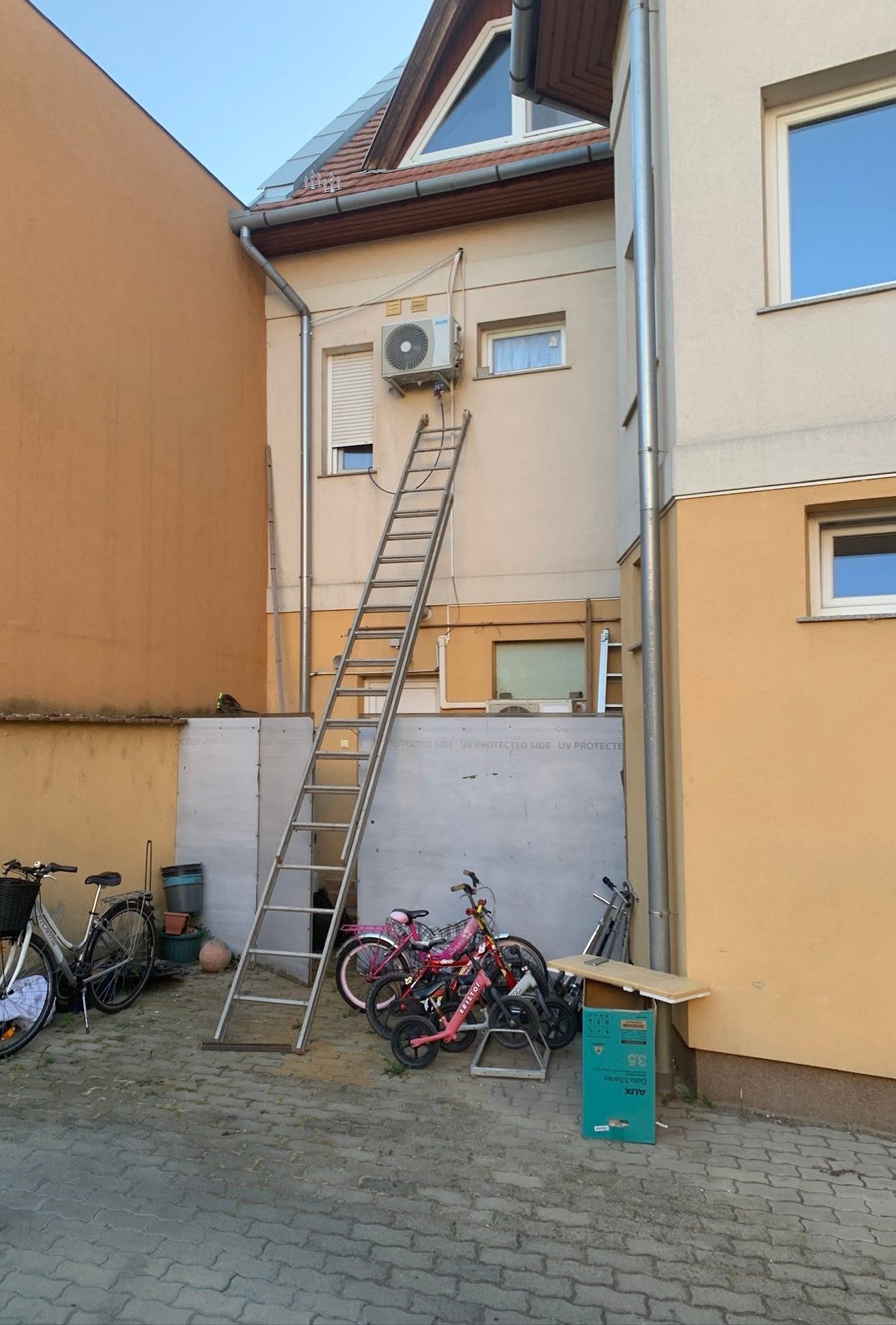 Emeleti klímatelepítés létráról